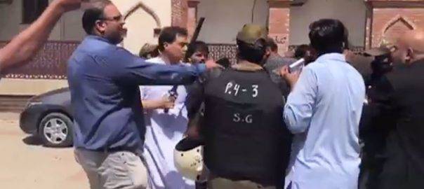 پولیس اہلکاروں سے ہاتھا پائی، کیپٹن (ر) محمد صفدر سمیت 15 افراد کیخلاف مقدمہ درج