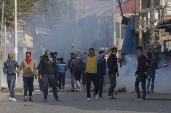 مقبوضہ کشمیر: عوام تمام تر رکاوٹوں کو توڑ کر سڑکوں پر نکل آئے