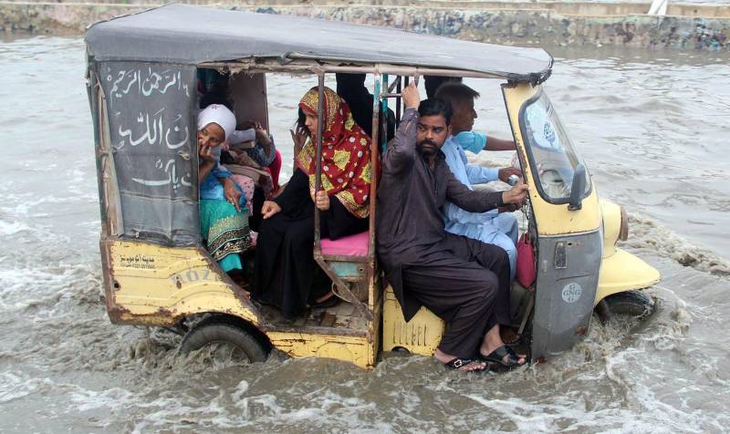 کراچی میں طوفانی بارش، سڑکوں پر پانی جمع، ایک شخص جاں بحق