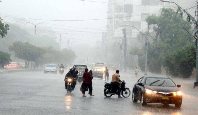 کراچی، مختلف علاقوں میں ہلکی و تیز بارش، سڑکیں تالاب بن گئیں