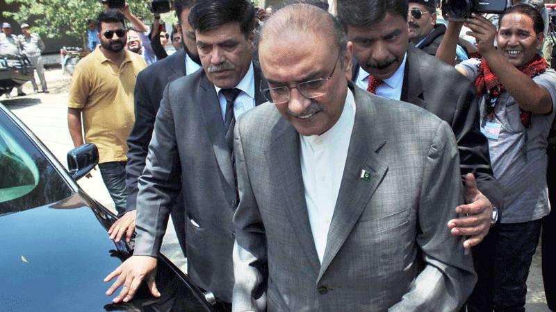 منی لانڈرنگ کیس سماعت ، زرداری نے پولیس اہلکار کو چھڑی دے ماری
