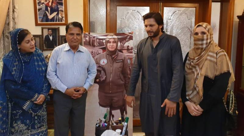 شاہد آفریدی کا شہید مریم مختار کے گھر دورہ