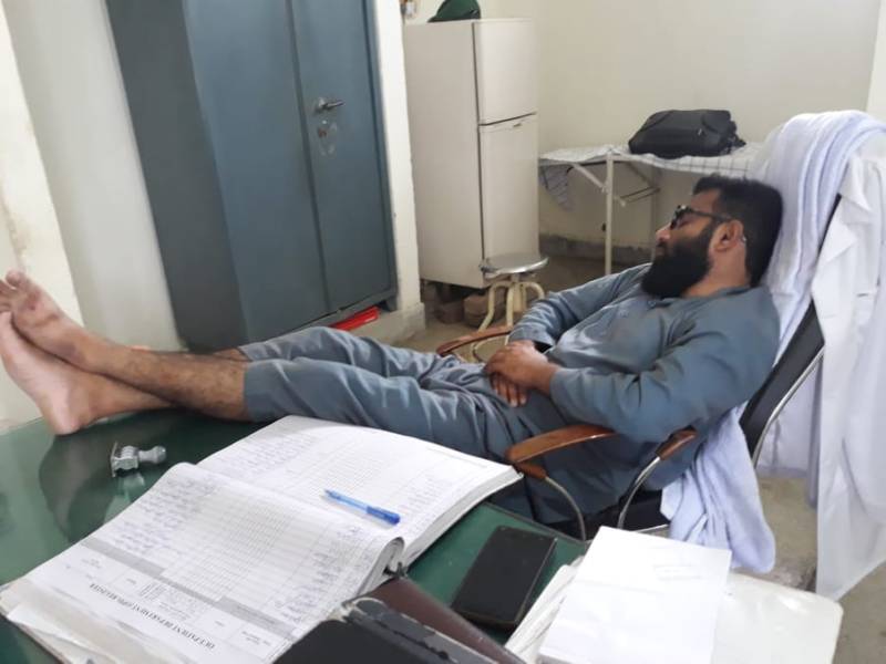نوشہرہ ورکاں بنیادی مرکز کے ڈاکٹر نےڈیوٹی اوقات میں سونا معمول بنا لیا 