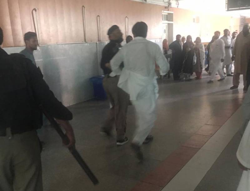 پشاور، ڈاکٹروں کا احتجاج ، پولیس کا لاٹھی چارج، 10 ڈاکٹر گرفتار