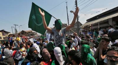 مقبوضہ کشمیر میں کشمیری سڑکوں پر نکل آئے، عمران خان کے حق میں نعرے