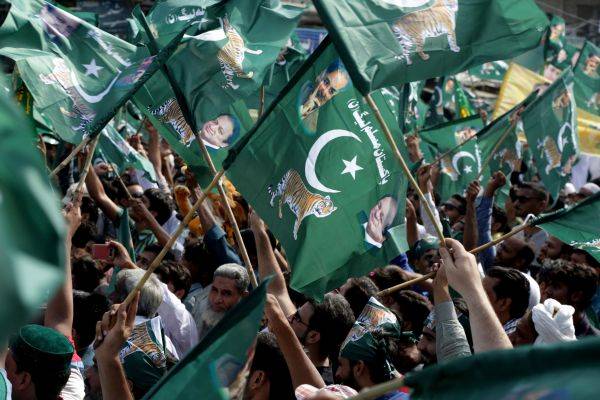 مسلم لیگ ن کے اہم رہنما کیمپ جیل سے رہا ،کارکنوں نے استقبال کیا
