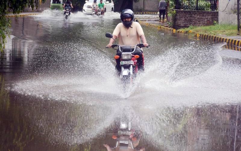 لاہور، اسلام آباد سمیت ملک کے مختلف علاقوں میں باران رحمت، موسم سرد ہو گیا
