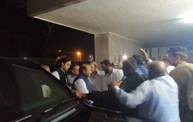 نواز شریف کی ٹانگوں پر خون کے سر خ دھبوں کے نشان