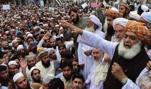 جے یو آئی ف کا آزادی مارچ اسلام آباد کی جانب رواں دواں 