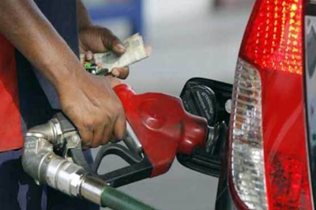 حکومت نے پیٹرول کی قیمت میں اضافہ کر دیا
