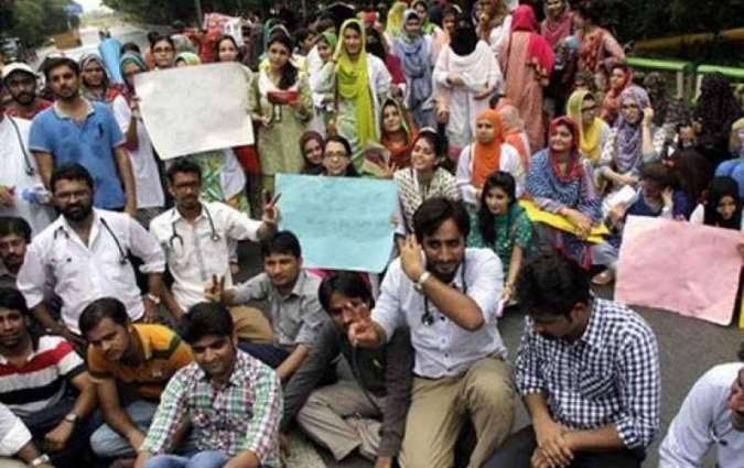 ہڑتالی ڈاکٹرز کیخلاف ایکشن، 5 ہزار سے زائد ٹرینی ڈاکٹرز کو نوٹسز جاری