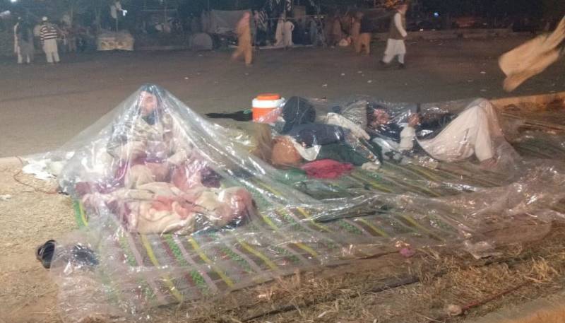 وزیراعظم نے بارش کے باعث دھرنے کے شرکا کی مشکلات کا نوٹس لے لیا
