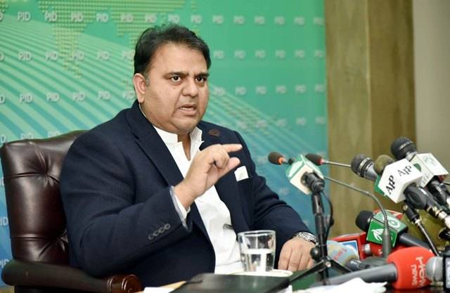 کابینہ کے تمام اراکین نواز شریف کو باہر بھیجنے کے حامی نہیں، فواد چوہدری