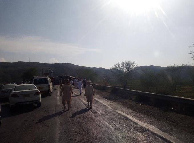 بنوں میں جے یو آئی ف کے کارکنوں نے انڈس ہائی وے بند کردی
