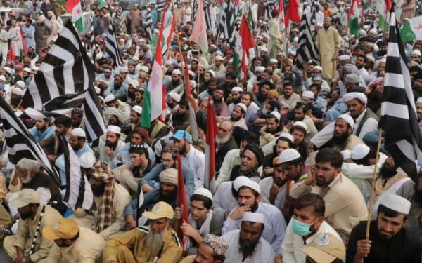 جے یوآئی کے دھرنے کی جگہ پر صفائی کا کام مکمل