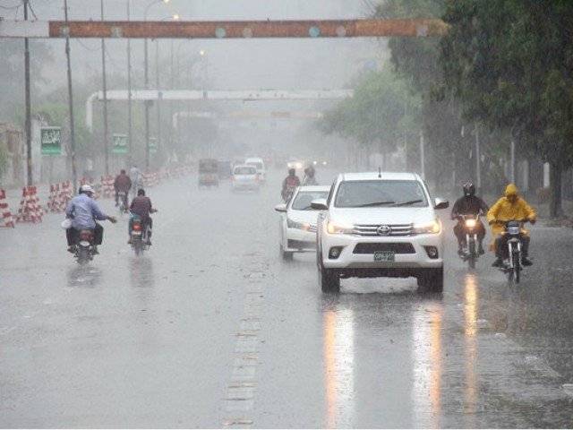 کراچی کے مختلف علاقوں میں بوندا باندی کے بعد موسم سرد