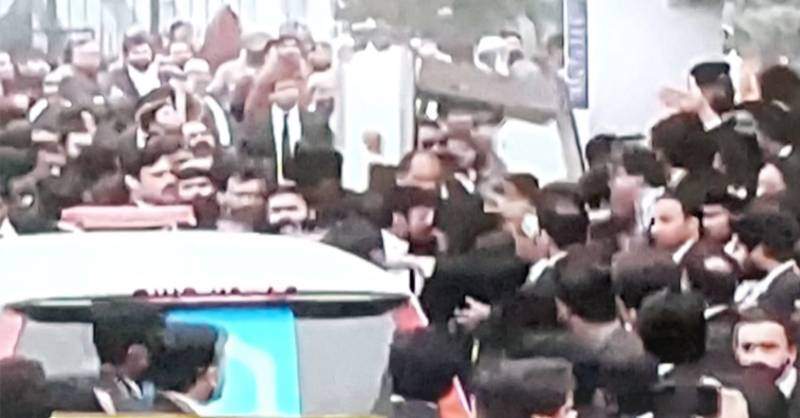 دل کا ہسپتال میدان جنگ بن گیا،وکلا اور ڈاکٹروں میں تصادم،4مریض جاں بحق