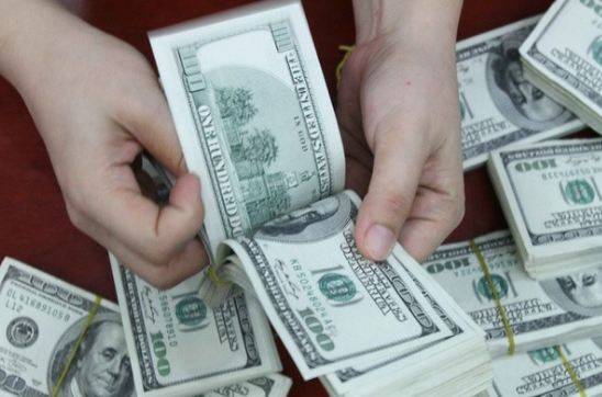 انٹر بینک میں ڈالر کی قدر میں 5 پیسے کمی