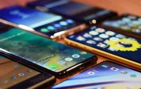حکومت کا بیرون ملک سے بغیر ڈیوٹی ایک موبائل فون سیٹ لانے کی اجازت دینے پر غور