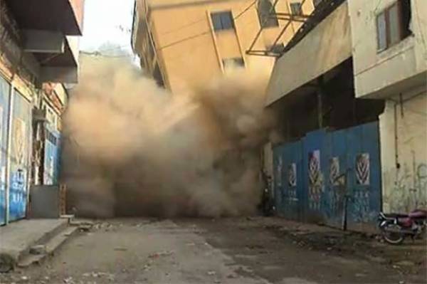 کراچی میں مخدوش عمارت گر گئی