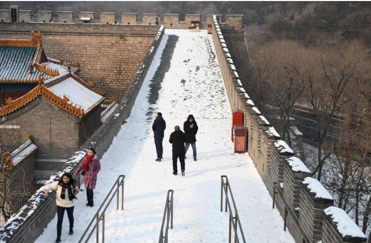 دیوارِ چین نے برف کی سفید چادر اوڑھ لی