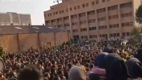 ایران میں تیسرے روز بھی احتجاج،مظاہرین کے حکومت اور سپریم لیڈر کے خلاف نعرے