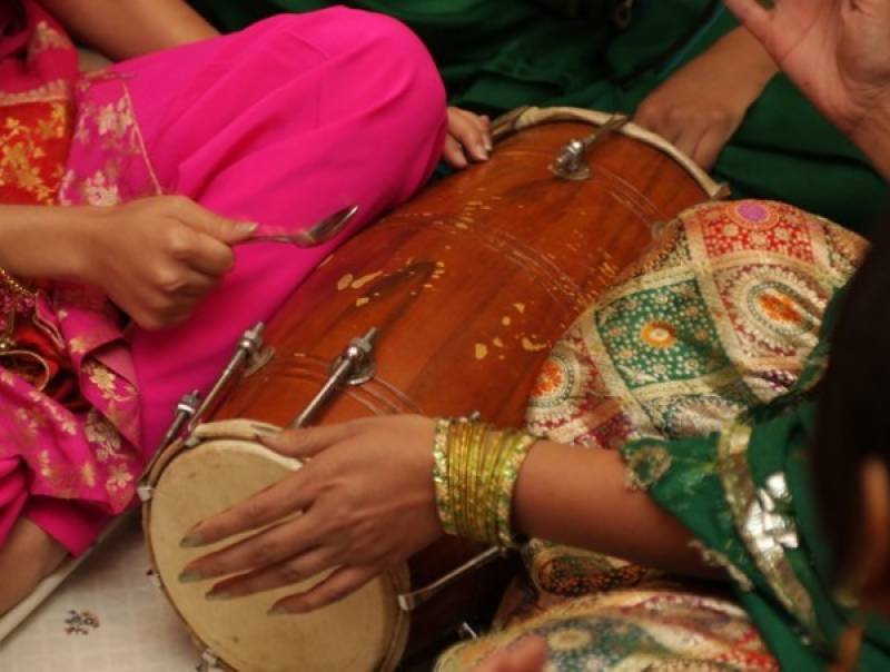 دلہن کی ماں دولہے کے باپ کے ساتھ فرار