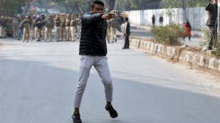 ’یہ لو آزادی‘مسلح شخص نے بھارتی اقلیتی بل کیخلاف احتجاج کرنے والوں پر فائرنگ کردی