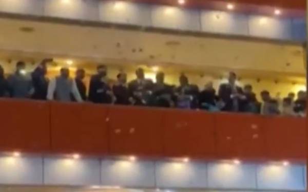 شادی پر ڈالرز کی برسات،شرکا نے 'لوٹ مار' مچادی 