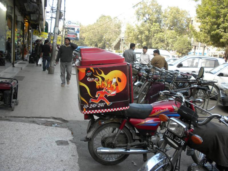 کراچی میں کھانے کی ہوم ڈیلیوری پر پابندی لگا دی گئی
