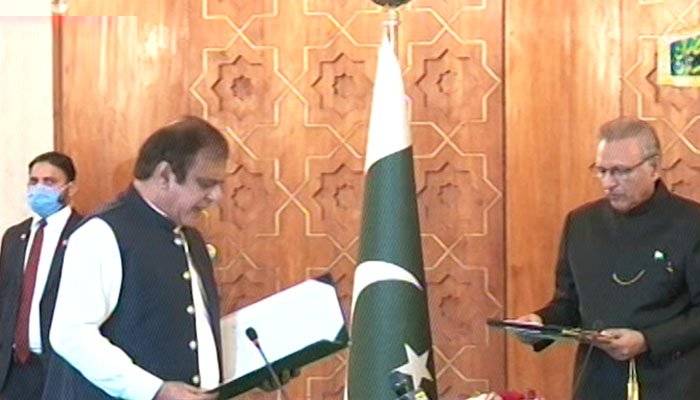 شبلی فراز نے وفاقی وزیر کے عہدے کا حلف اٹھا لیا