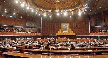 کرونا وبا: متعدد ارکان قومی اسمبلی نے اجلاس میں ایس او پیز نظر انداز کر دیے 