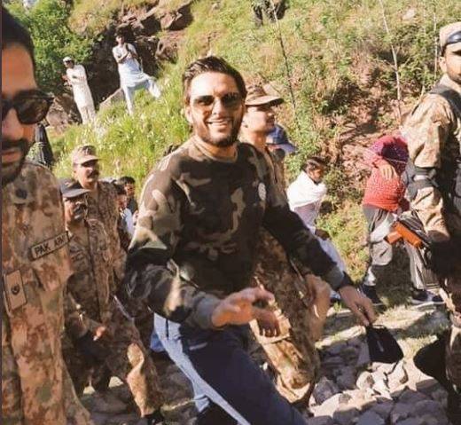 شاہدآفریدی کادورہ باغ ,1300 مستحق افراد میں امدادی سامان تقسیم کیا