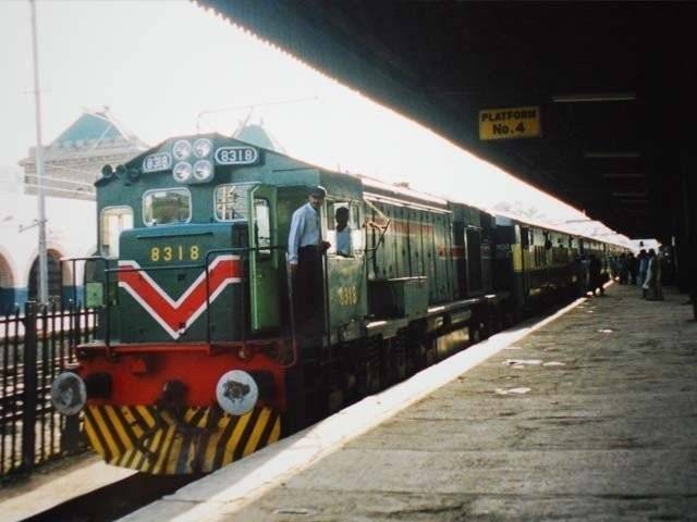 ملک میں 2 ماہ بعد مسافر ٹرین سروس بحال ہو گئی