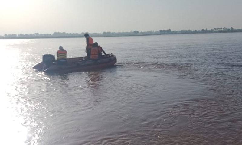 سیلفی بناتے ہوئے4 بہنوں سمیت پانچ افراد دریائے چناب میں ڈوب گئے 