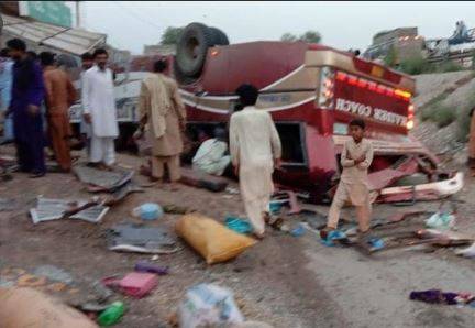 خانیوال کے قریب موٹر سائیکل سوار کو بچاتے ہوئے بس الٹ گئی، 7 مسافر جاں بحق، 35 زخمی