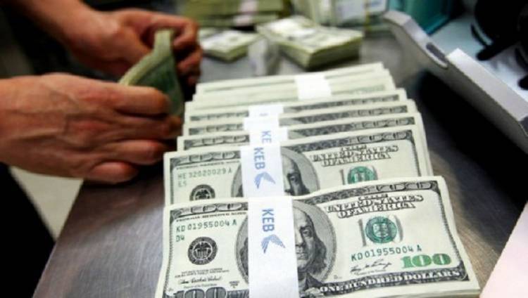 ڈالر 1 روپیہ 7 پیسے مہنگا، جون میں قرضے 450 ارب روپے بڑھ گئے
