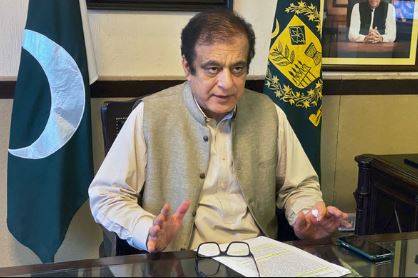 دیگر ممالک کی نسبت پاکستان میں پیٹرولیم قیمتوں میں کم اضافہ ہوا،شبلی فراز