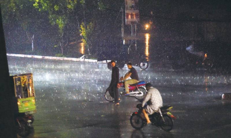 پنجاب کے مختلف علاقوں میں بارش، موسم خوشگوار ہو گیا