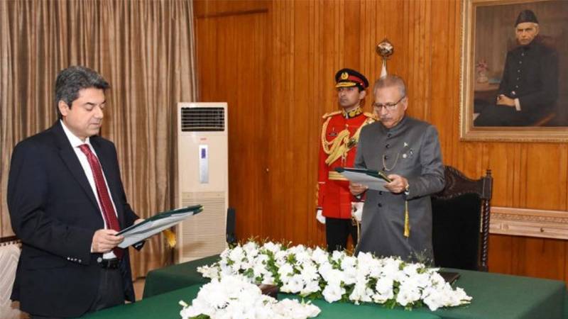 بیرسٹر فروغ نسیم نے وفاقی وزیر کا حلف اٹھالیا