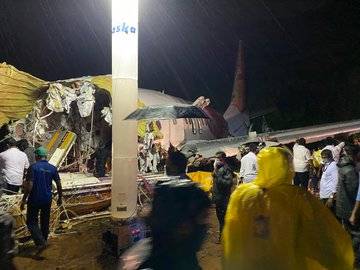 بھارتی مسافر طیارہ کی کریش لینڈنگ، 20 ہلاک، وزیراعظم عمران خان کا اظہار افسوس