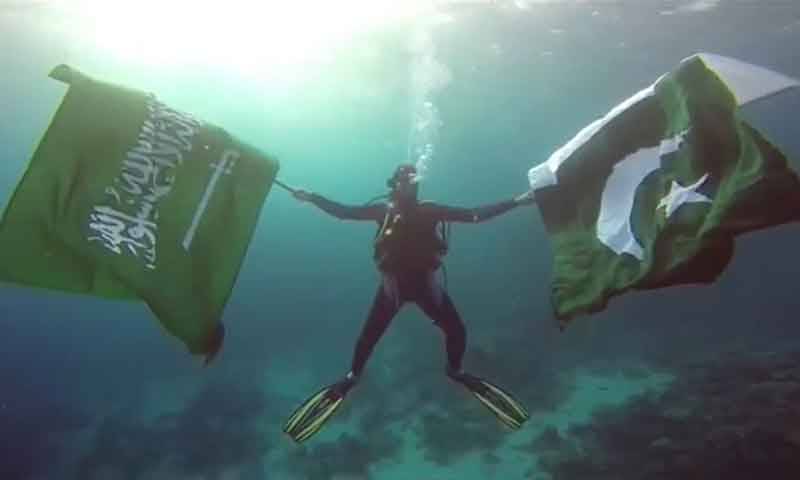 سمندر کے پانیوں میں پاکستان کے یوم آزادی کی منفرد تقریب 