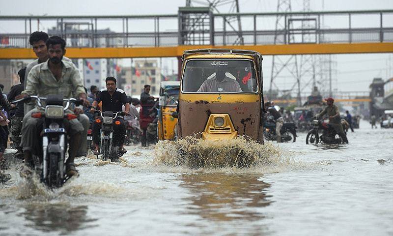  کراچی میں بارش سے سڑکیں تالاب بن گئیں، پانی گھروں میں داخل