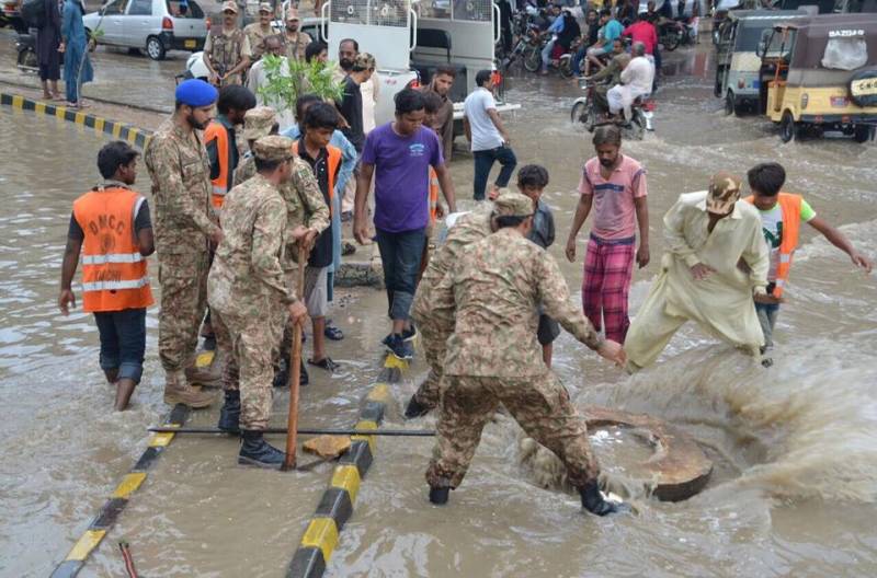 کراچی میں بارش ،فوج اور رینجرز کی ٹیمیں ریلیف کاموں میں مصروف ہیں،آئی ایس پی آر