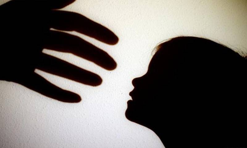 کراچی: کم سن بچی کو زیادتی کے بعد سر پر بھاری چیز مار کر قتل کیا گیا، میڈیکل رپورٹ 