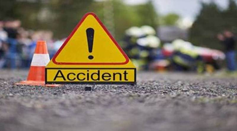موٹروے ایم 4پر کار ٹرالر سے ٹکرا گئی، 5 افراد جاں بحق، 8سالہ بچہ زخمی