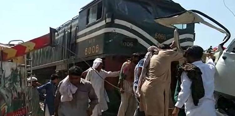 خانپور: راولپنڈی کراچی جانے والی سرسید ایکسپریس ٹریکٹر ٹرالی سے ٹکرا گئی