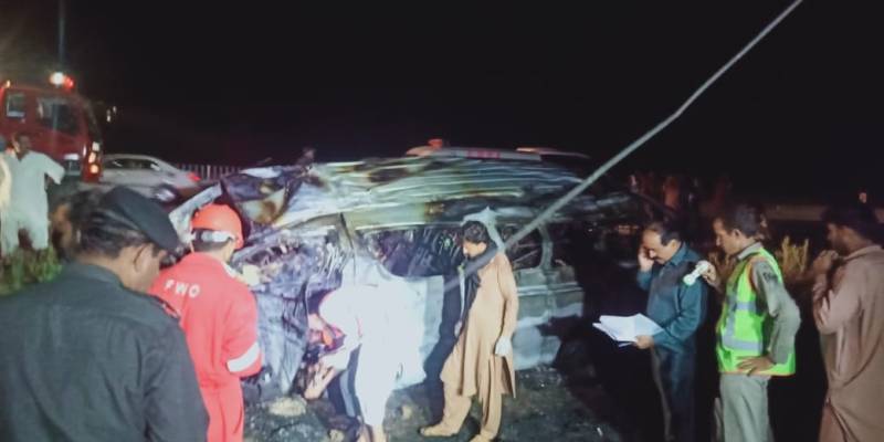 کراچی، سپر ہائی وے پر مسافر وین میں آتشزدگی، 13 مسافر جاں بحق