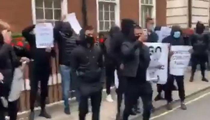 لندن: نواز شریف کی رہائش گاہ کے باہر نقاب پوش افراد کا احتجاج