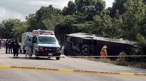 میکسیکو، مسافر بس چٹان سے ٹکرا گئی، 13 افراد ہلاک، 21زخمی 